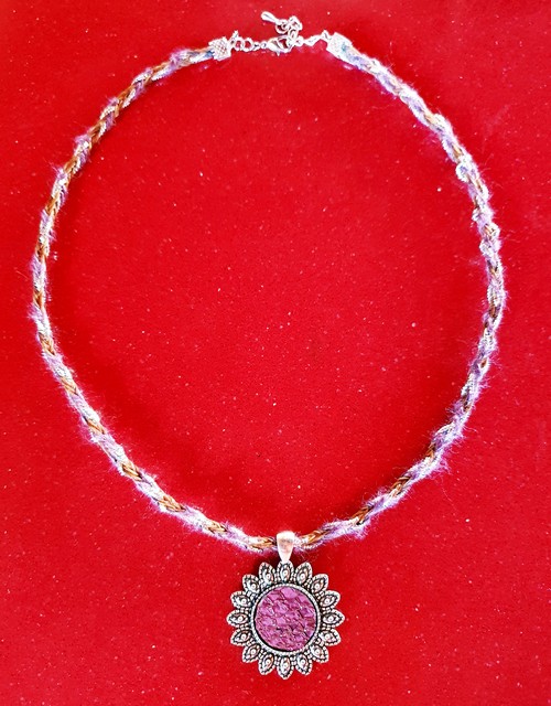 Lila Anh�nger mit Lila Pferdehaarkette500